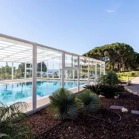 Beachfront Spacious 4-bed Apartment, Granados * マルベーリャ