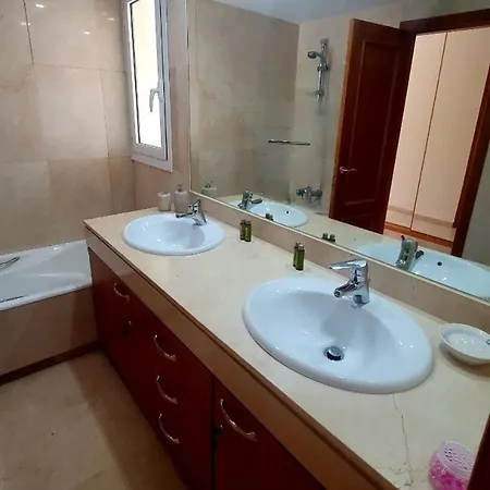 Beachfront Spacious 4-bed Apartment, Granados