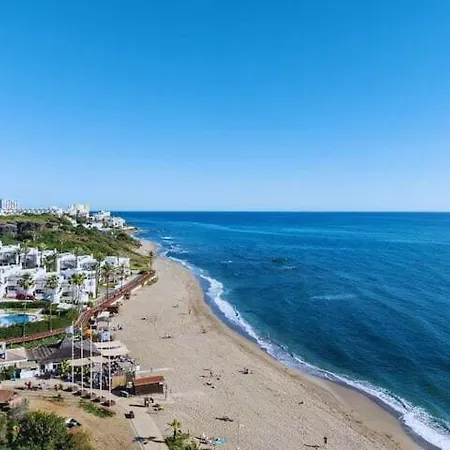 Beachfront Spacious 4-bed Apartment, Granados マルベーリャ