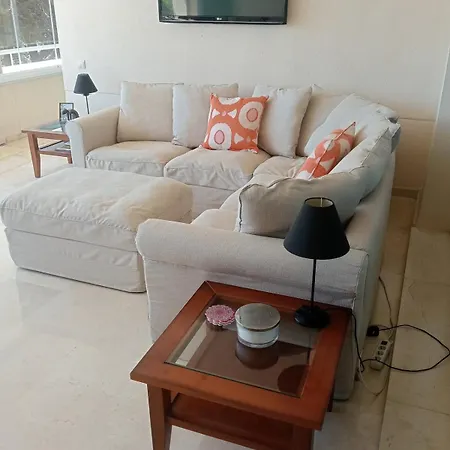 Beachfront Spacious 4-bed Apartment, Granados アパート マルベーリャ