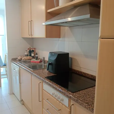 Beachfront Spacious 4-bed Apartment, Granados マルベーリャ