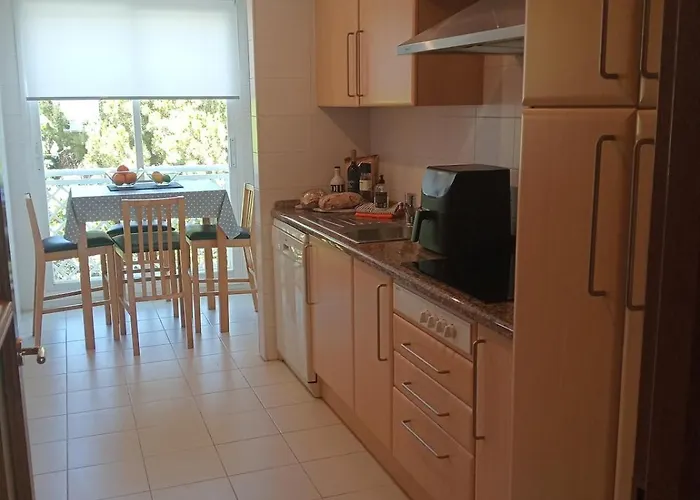 Beachfront Spacious 4-bed Apartment, Granados Appartement *