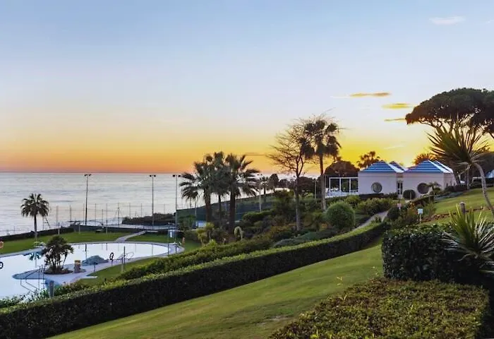 Beachfront Spacious 4-bed Apartment, Granados *