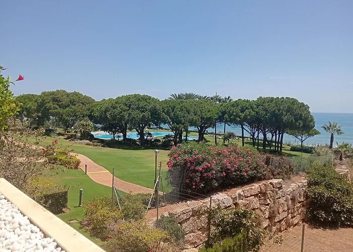 Beachfront Spacious 4-bed Apartment, Granados Appartement