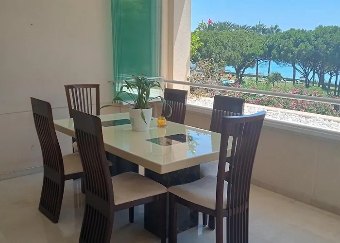 Beachfront Spacious 4-bed Apartment, Granados Marbellac