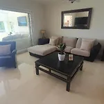 Beachfront Spacious 4-bed Apartment, Granados Apartmán Marbella