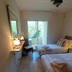 Apartmán Beachfront Spacious 4-bed Apartment, Granados *