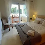 Beachfront Spacious 4-bed Apartment, Granados Apartmán *