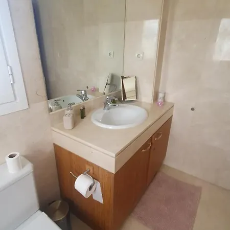 Beachfront Spacious 4-bed Apartment, Granados Apartmán