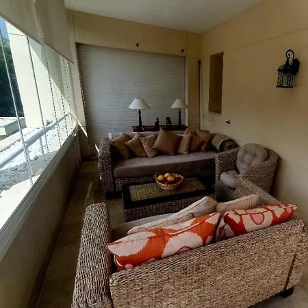 Beachfront Spacious 4-bed Apartment, Granados Apartmán