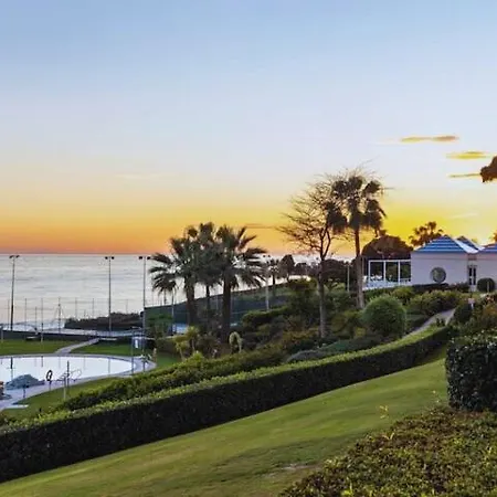 Beachfront Spacious 4-bed Apartment, Granados *