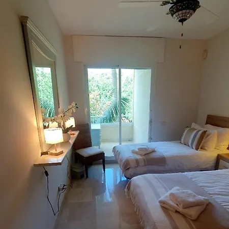 Apartmán Beachfront Spacious 4-bed Apartment, Granados *