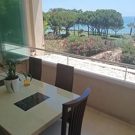 Apartmán Beachfront Spacious 4-bed Apartment, Granados *