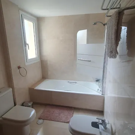 Beachfront Spacious 4-bed Apartment, Granados