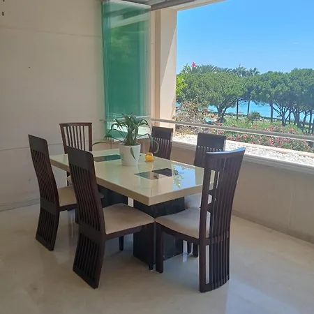 Beachfront Spacious 4-bed Apartment, Granados Марбелья