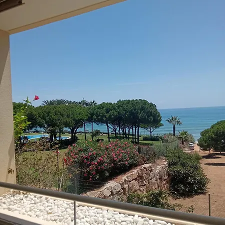 Beachfront Spacious 4-bed Apartment, Granados