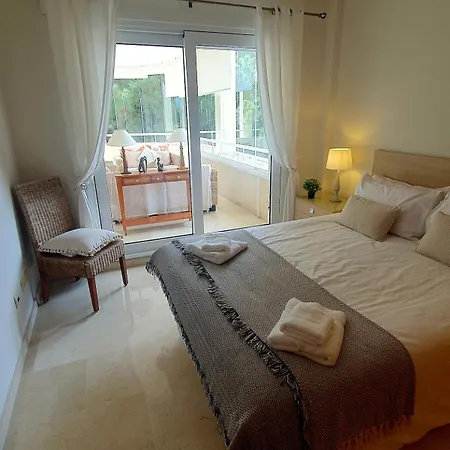 Beachfront Spacious 4-bed Apartment, Granados Apartmán *