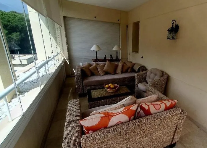 Beachfront Spacious 4-bed Apartment, Granados Apartmán