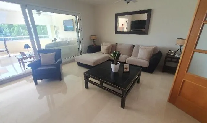 Beachfront Spacious 4-bed Apartment, Granados 아파트 마르베야