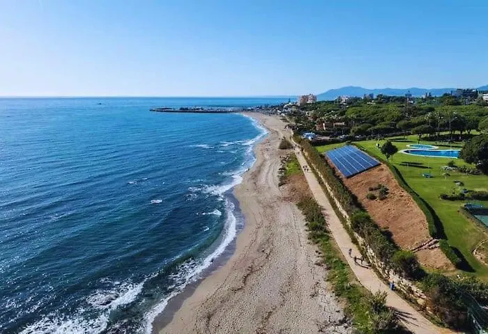 Beachfront Spacious 4-bed Apartment, Granados Marbella