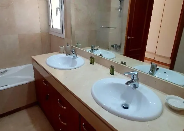 Beachfront Spacious 4-bed Apartment, Granados
