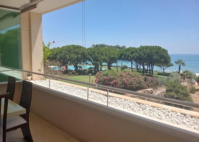 Beachfront Spacious 4-bed Apartment, Granados Apartmán