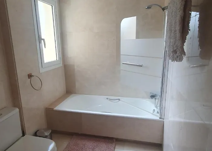 Beachfront Spacious 4-bed Apartment, Granados