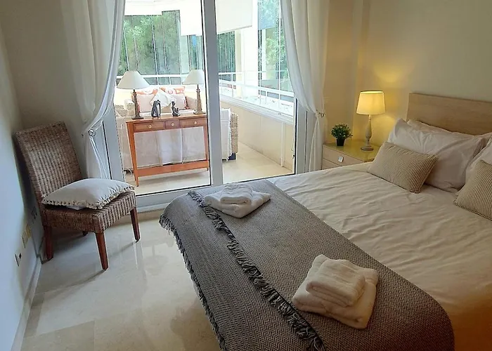 Beachfront Spacious 4-bed Apartment, Granados Apartmán *