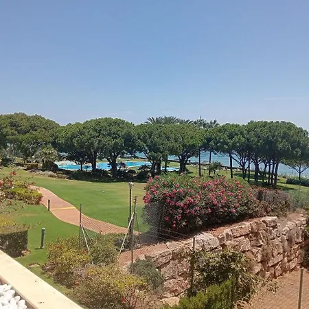 Beachfront Spacious 4-bed Apartment, Granados Lejlighed