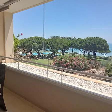 Beachfront Spacious 4-bed Apartment, Granados Lejlighed